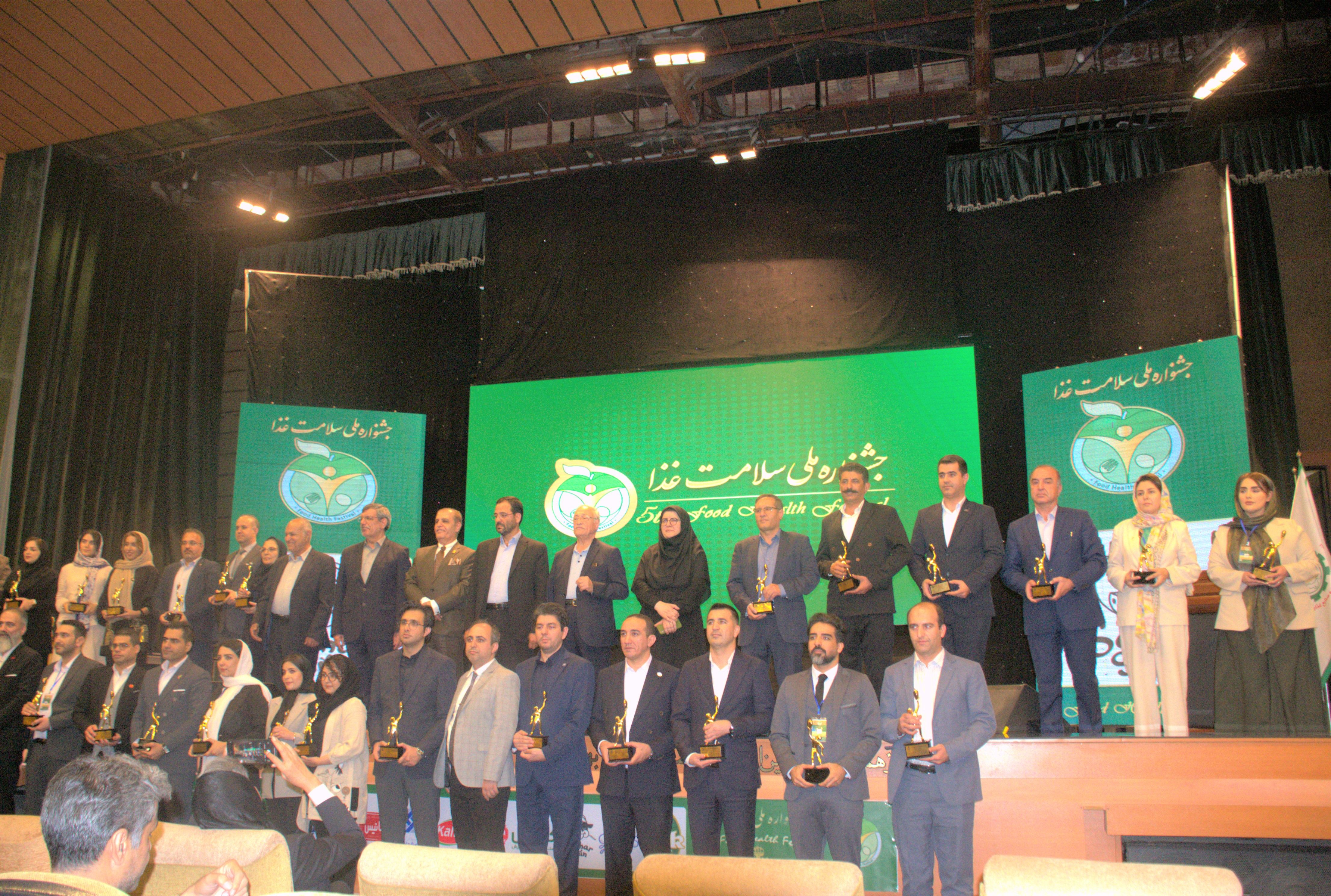  دریافت تندیس پنجمین جشنواره ملی سلامت غذا توسط شرکت صنایع غذایی سحر